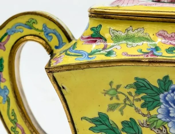 Англієць знайшов у гаражі старий чайник, який виявився власністю імператора - фото 490778