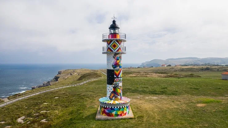Іспанський художник колоритно розмалював маяк, але місцеві не оцінили його старання - фото 490943