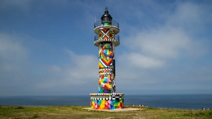 Испанский художник колоритно разрисовал маяк, но местные не оценили стараний - фото 490945