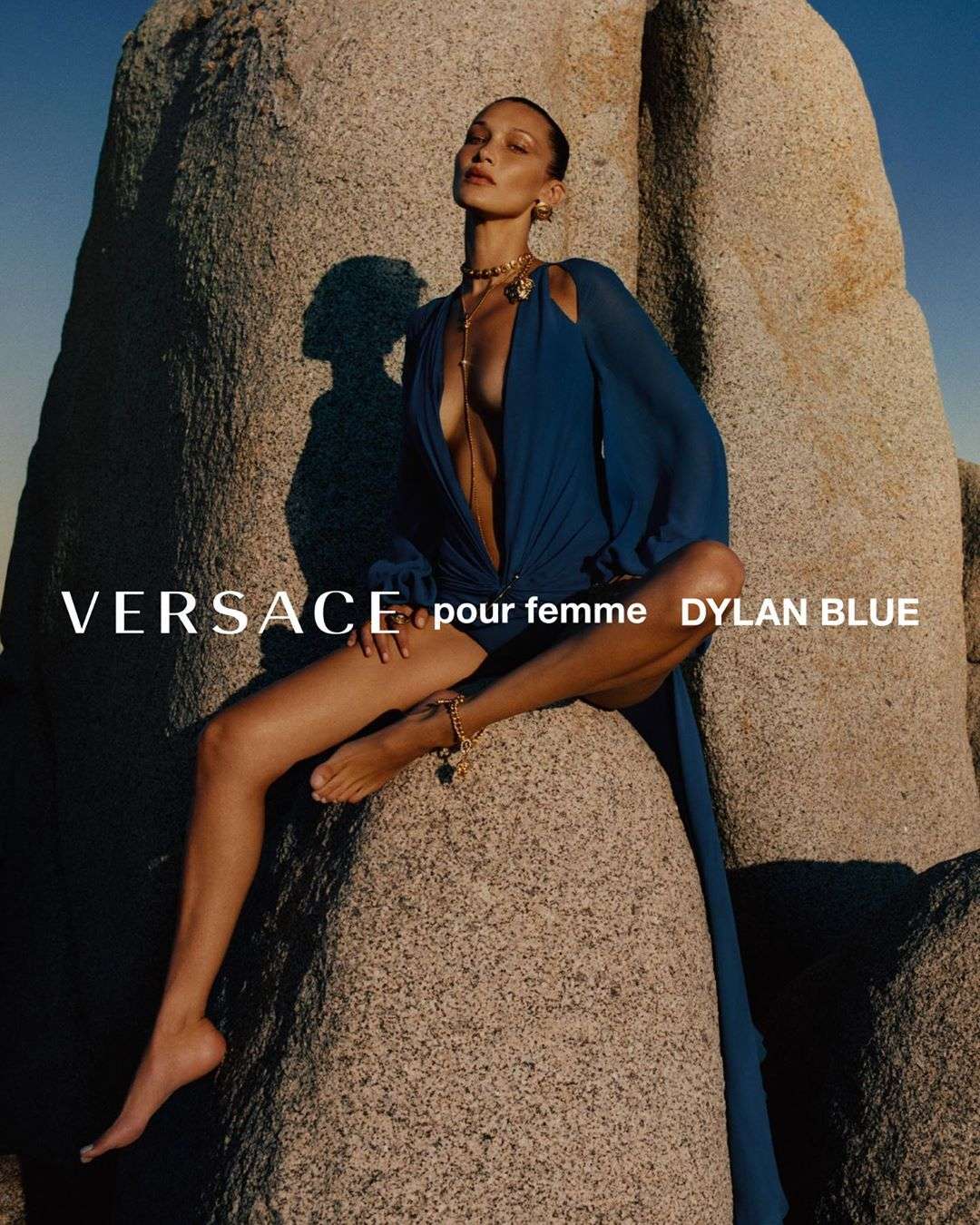 Італійська чуттєвість: Белла Хадід і Гейлі Бібер знялись у сексуальній рекламі Versace - фото 491419