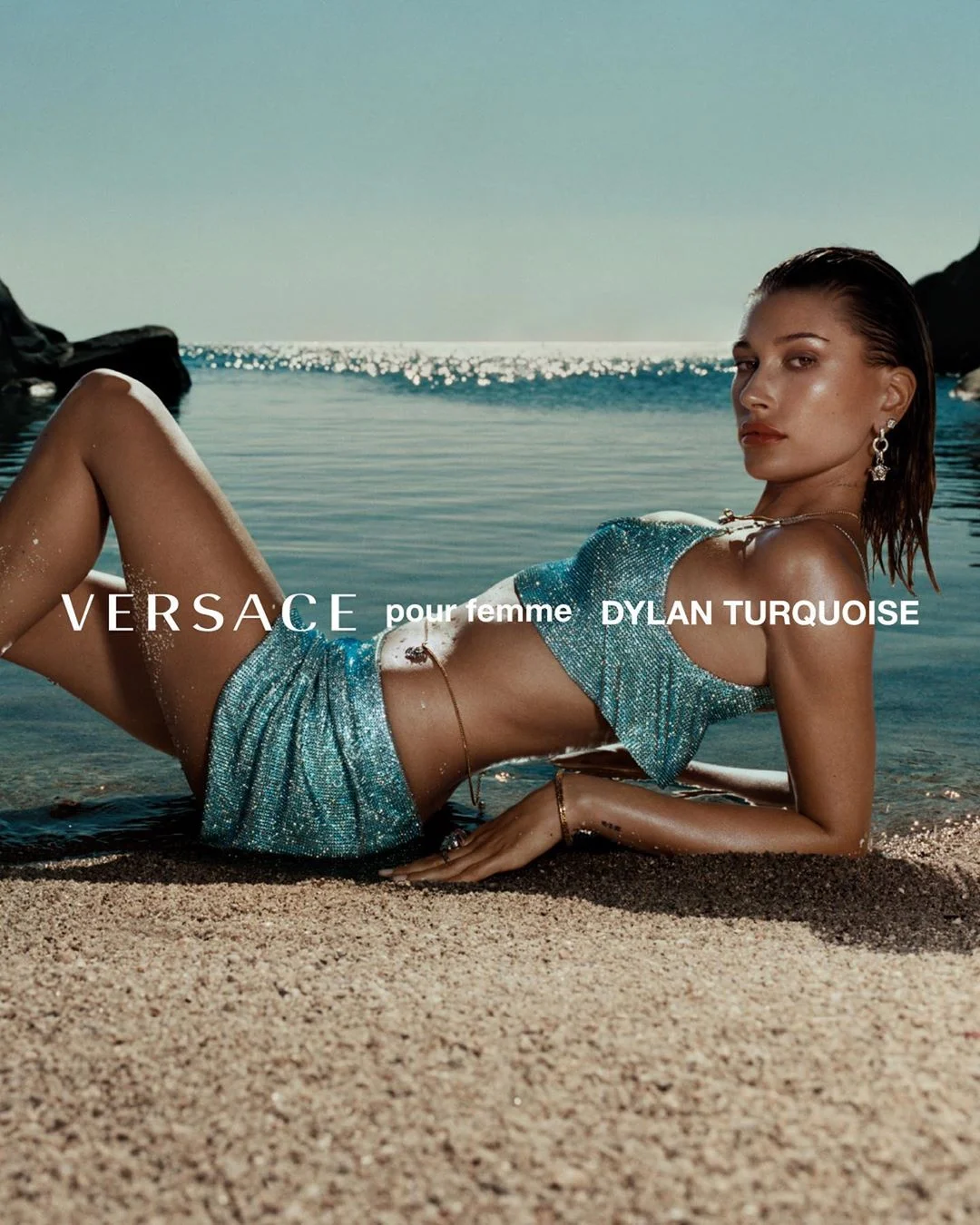 Итальянская чувственность: Белла Хадид и Хейли Бибер снялись в сексуальной рекламе Versace - фото 491420