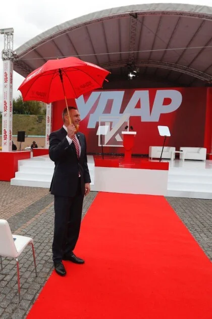 Віталій Кличко кумедно потролив депутатку, яка «літала» над Києвом із парасолькою - фото 491490