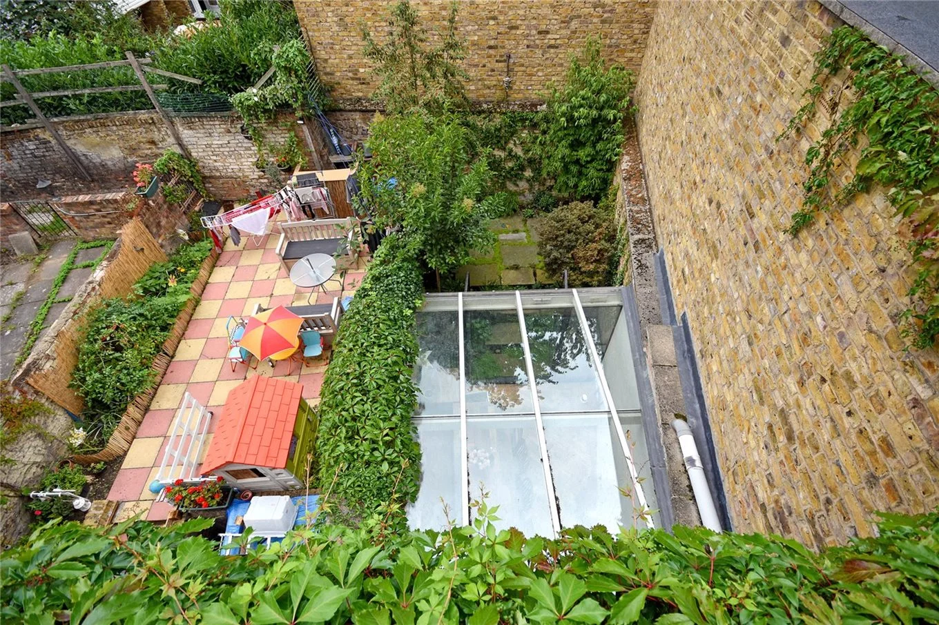 Для минималистов: в Лондоне продают самый узкий дом шириной 1,8 метра - фото 491913