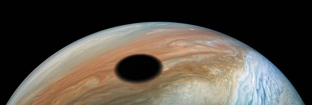 Окремий вид мистецтва: у NASA показали сонячне затемнення на Юпітері - фото 492030