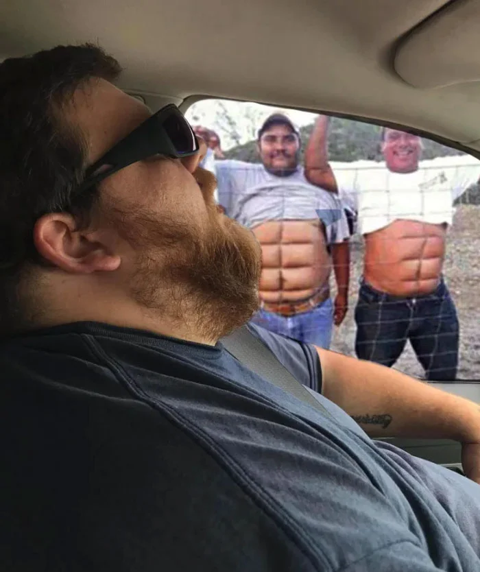 Мужчина заснул во время путешествия с открытым ртом и стал героем смешных мемов - фото 492811