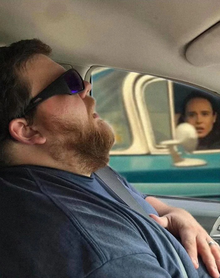 Мужчина заснул во время путешествия с открытым ртом и стал героем смешных мемов - фото 492813