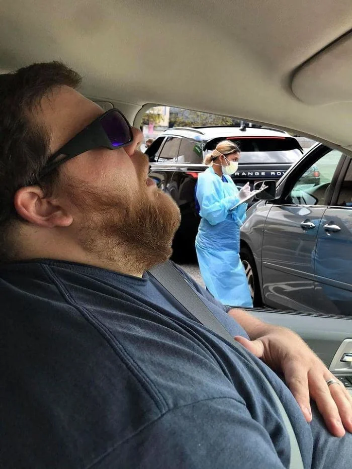 Мужчина заснул во время путешествия с открытым ртом и стал героем смешных мемов - фото 492819
