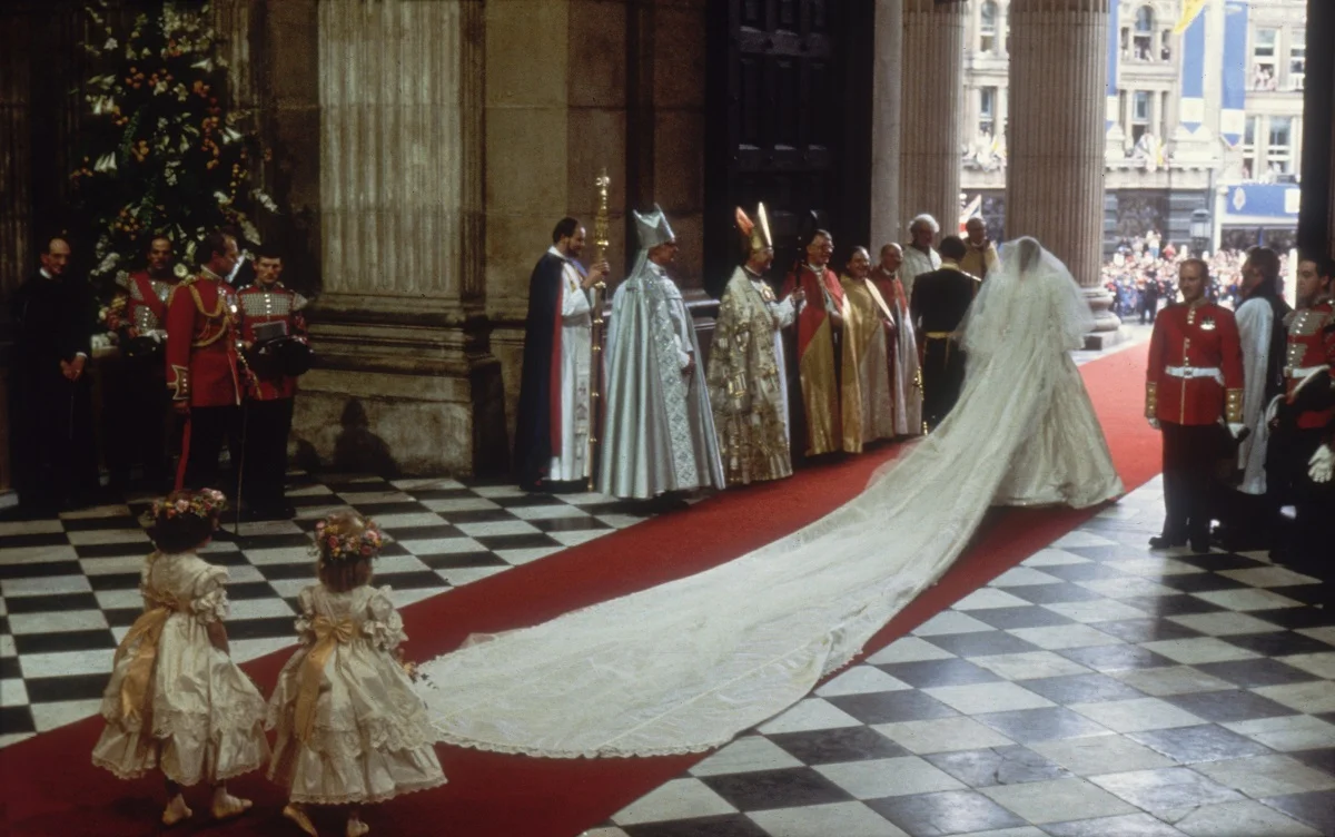 Netflix поразил копией роскошной свадебного платья принцессы Дианы для сериала 'Корона' - фото 493026