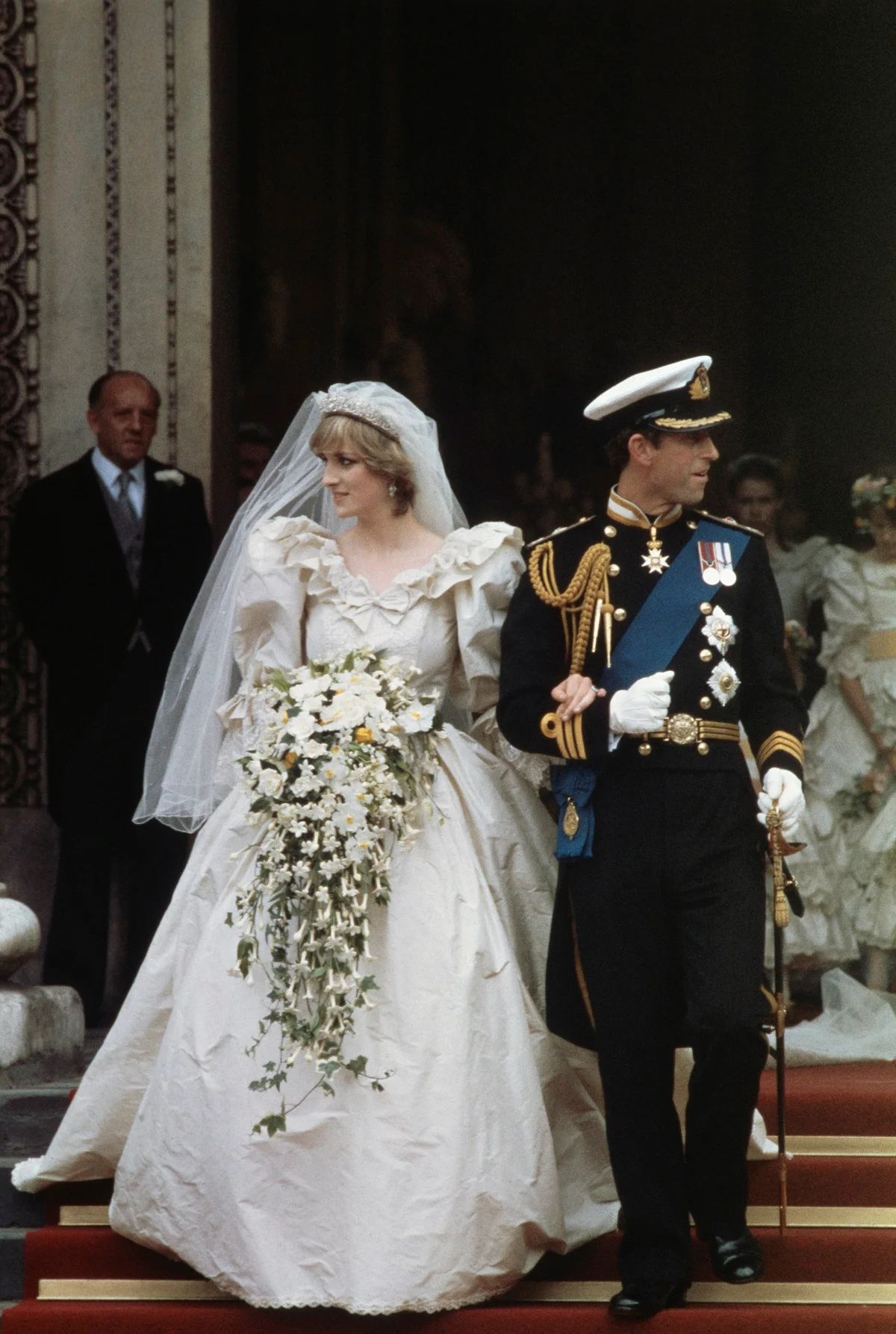 Netflix поразил копией роскошной свадебного платья принцессы Дианы для сериала 'Корона' - фото 493027