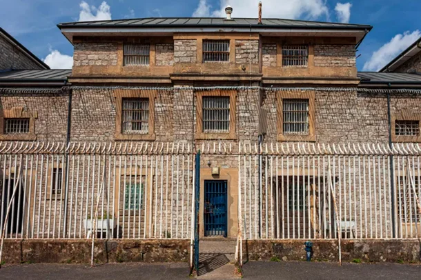 Британским туристам предлагают заночевать в тюрьме - фото 493300