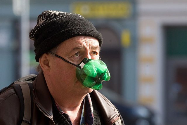 Нова порція божевільних костюмів, які люди роблять для захисту від коронавірусу - фото 473523