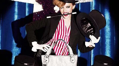 Кайли Миноуг снялась в рекламе сумок в образе фокусницы