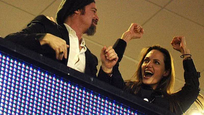 Джоли и Питт целовались на глазах у целого стадионаМ