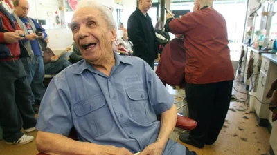 Самый старый в мире парикмахер обслуживает в день 30 клиентов