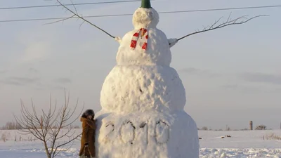 У Рівному зліпили 6-метрову снігову бабу