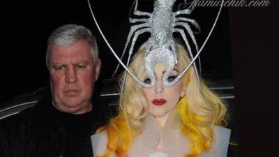 Lady Gaga надела на голову лобстера 