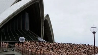 Фотограф "построил" 5 тысяч голых австралийцев у Сиднейской оперы