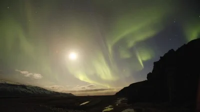 Над "живым вулканом" в Исландии появилось северное сияние