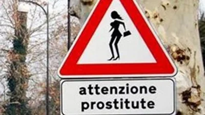 В Италии появился дорожный знак "Осторожно проститутки"