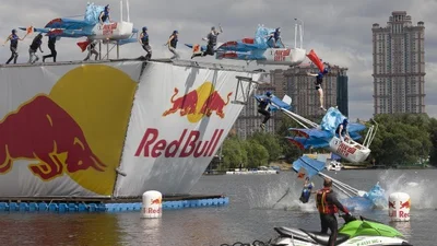 Red Bull Flugtag: над Киевом пролетели борщ, шпроты, пингвины и рояль... 