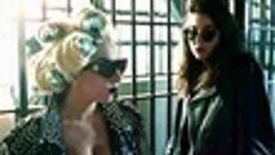 Lady Gaga пришла на выпускной сестры в шляпе "а-ля пчеловод"