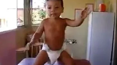 Танцующий младенец стал новым хитом на YouTube