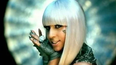Леди Гага заставляет фанатов пользоваться вредными линзами