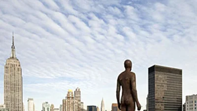 Британский скульптор установил 100 чугунных фигур самого себя