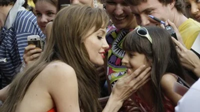 В Москве Анджелина Джоли заговорила по-русски и расцеловала фанатку