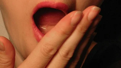 Ученые доказали: люди зевают, потому что хотят секса