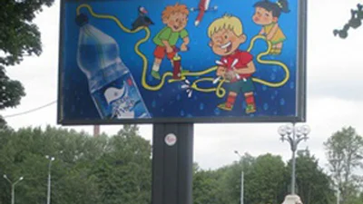 В Петербурге появилась реклама, поливающая людей водой