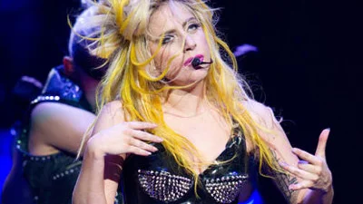 Lady GaGa делает трусы из писем поклонников