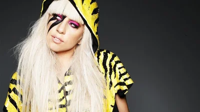 Lady Gaga получила корону Twitter-королевы + Видео