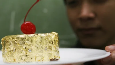 Для сладкоежек-мажоров пирожное с золотом и бриллиантами