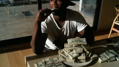 50 Cent вывалил своё богатство на стол +ФОТО