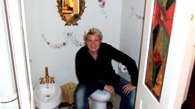 Николаю Баскову одной ванной комнаты мало