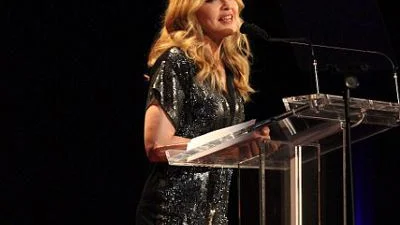 Мадонна вышла вручать премию в сексуальных ботфортах +ФОТО