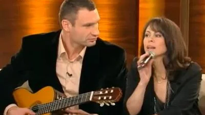 Кличко спел с женой на немецком телешоу +ВИДЕО