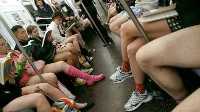 Американцы ездят в метро без штанов