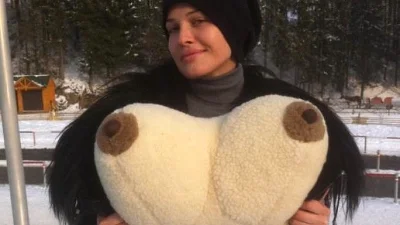 Даша Астафьева показала лыжникам свою грудь