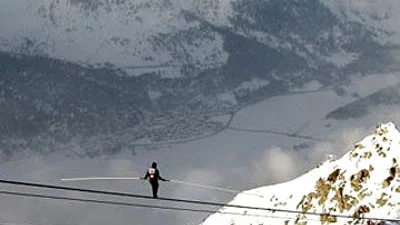 Экстремал из Швейцарии прошелся по тросу на рекордной высоте