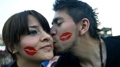 Мексиканцам запретили целоваться на работе
