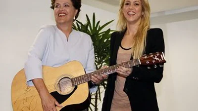 Шакира подарила президенту Бразилии гитару
