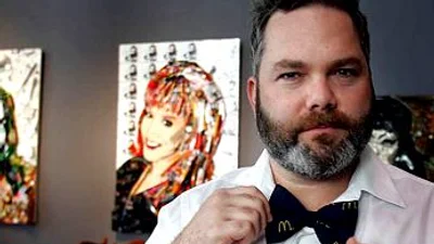 Американский художник делает картины знаменитостей из мусора +ФОТО