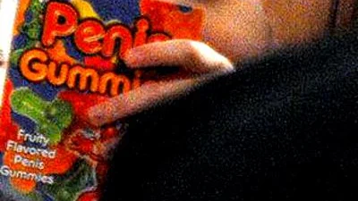 Дочь Тома Круза ест конфеты в форме мужского достоинства +ФОТО