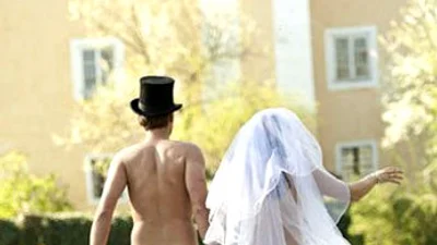 Австрийская пара устроила голую свадьбу