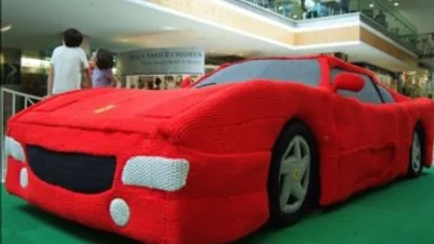 Студентка связала из пряжи макет Ferrari