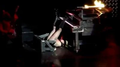 Lady Gaga упала с рояля +ВИДЕО