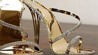 Британский дизайнер презентовал туфли из золота
