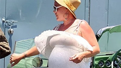 Pink может родить тройню